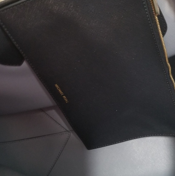 SOLD     2 in 1 Michael Kors fully reversible bag. - Picture 6 of 7